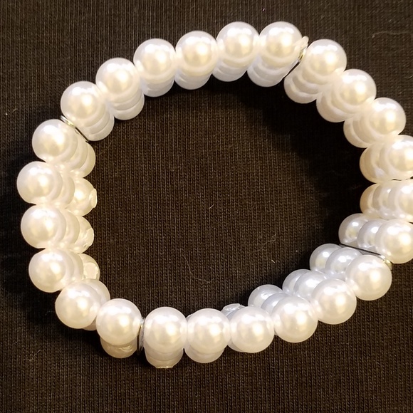 White beaded bracelet - Picture 2 of 4